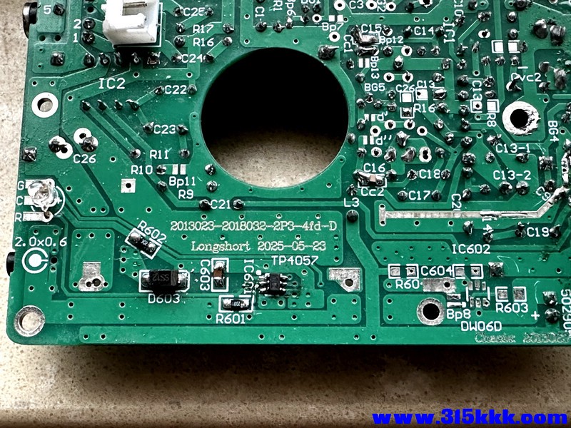 43_PCB背面的電池充電部分.jpg
