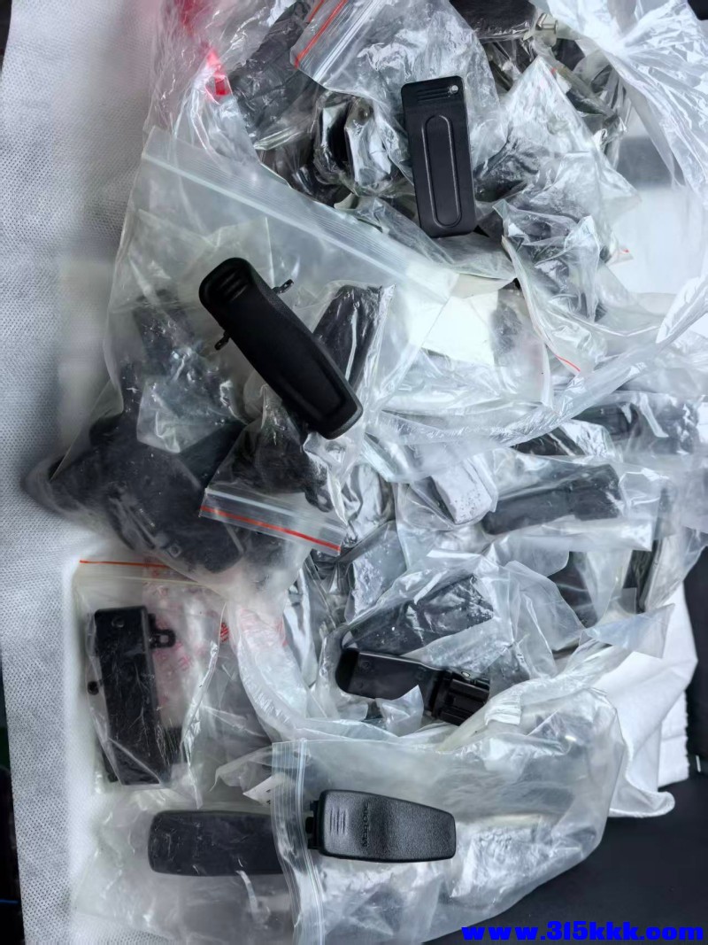 9图一堆对讲机背夹大约150个，100元包邮
