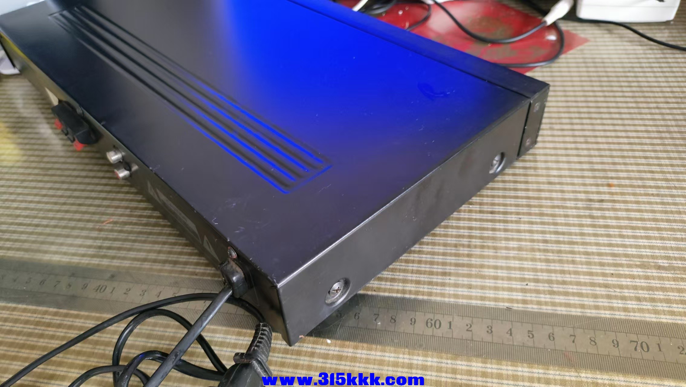 121号显示屏有点暗少一个脚按调谐健后自动停在调频台中心频率上调频指示等都能亮灵敏.jpg