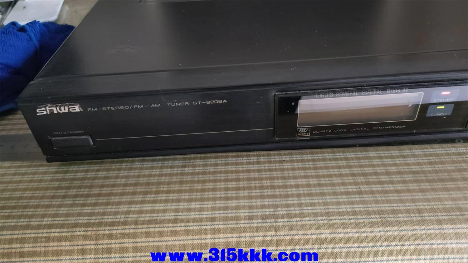 121号显示屏有点暗少一个脚按调谐健后自动停在调频台中心频率上调频指示等都能亮灵敏.jpg