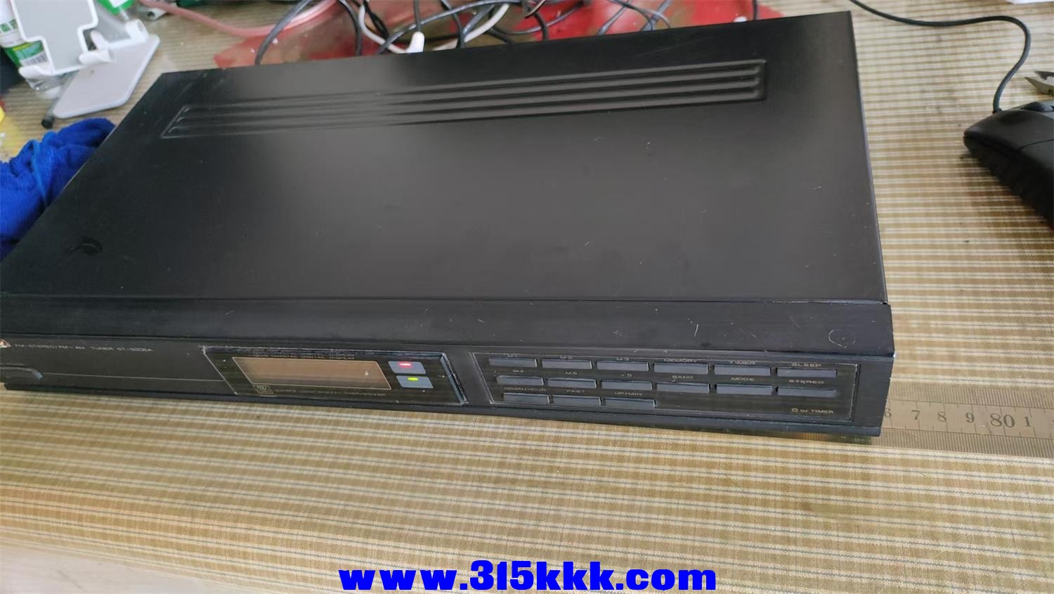 121号显示屏有点暗少一个脚按调谐健后自动停在调频台中心频率上调频指示等都能亮灵敏.jpg