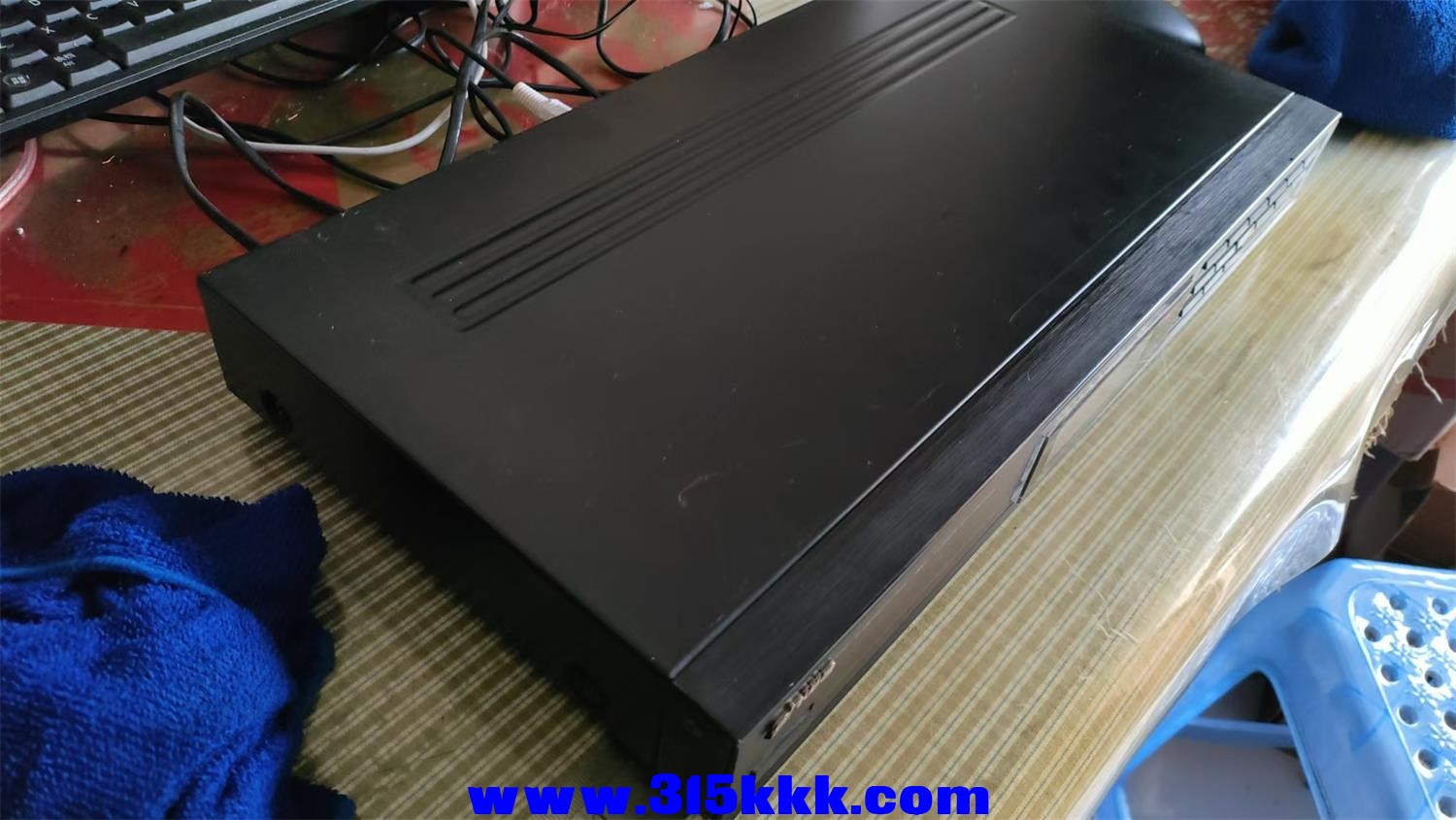 121号显示屏有点暗少一个脚按调谐健后自动停在调频台中心频率上调频指示等都能亮灵敏.jpg