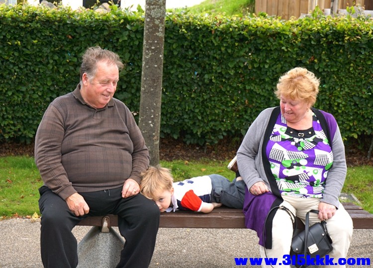 Loch Lomond洛蒙湖区的老人和羞愧的孩子.jpg