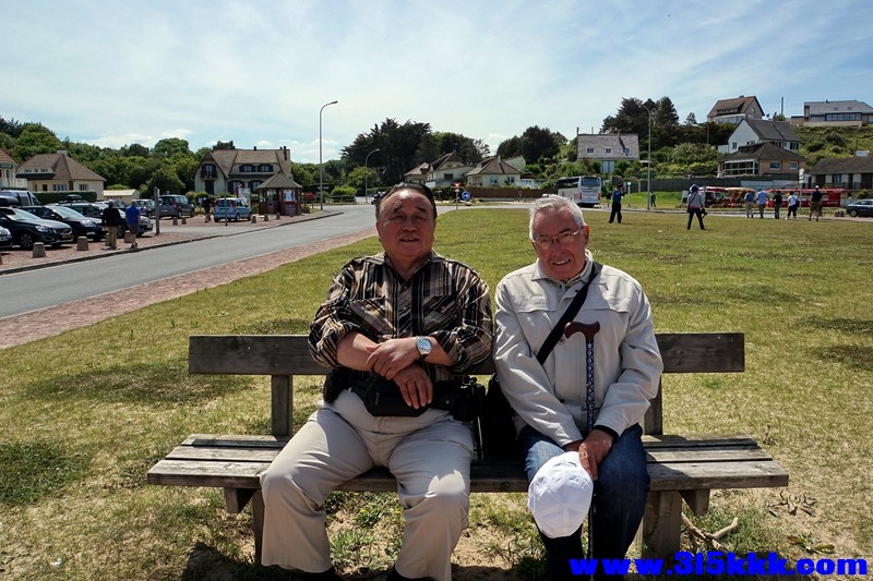 Normandy Omaha Beach.（诺曼底 奥马哈）奥马哈海边休息长椅上曾经的军人与当地人合影.jpg