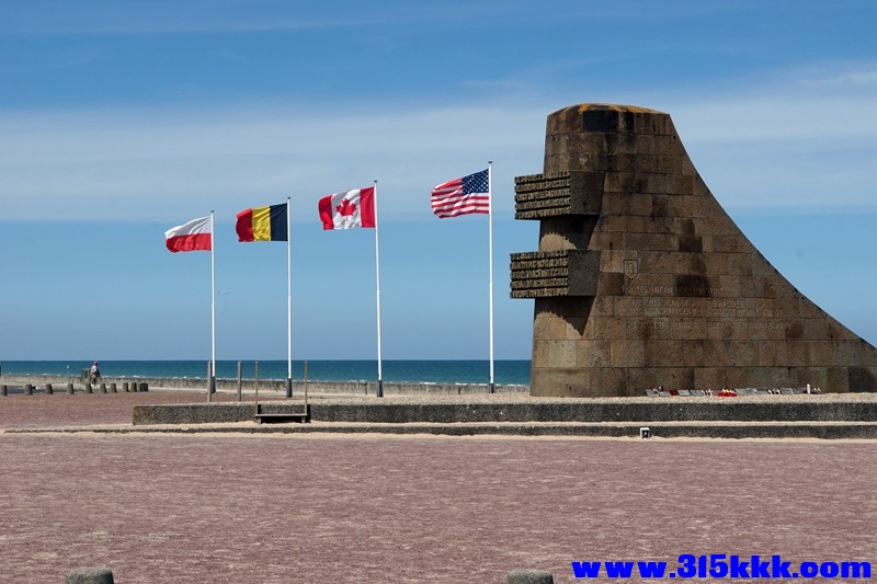 Normandy Omaha Beach.（诺曼底 奥马哈）1944年6月美军登陆时地点建立起的雕塑建筑，.jpg