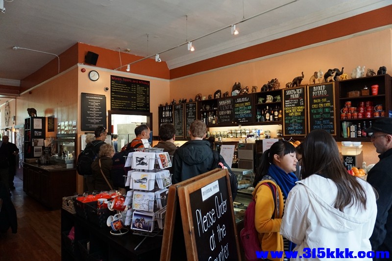 Edinburgh. 大象咖啡馆每天都是这样，柜台前等着买单的人.jpg