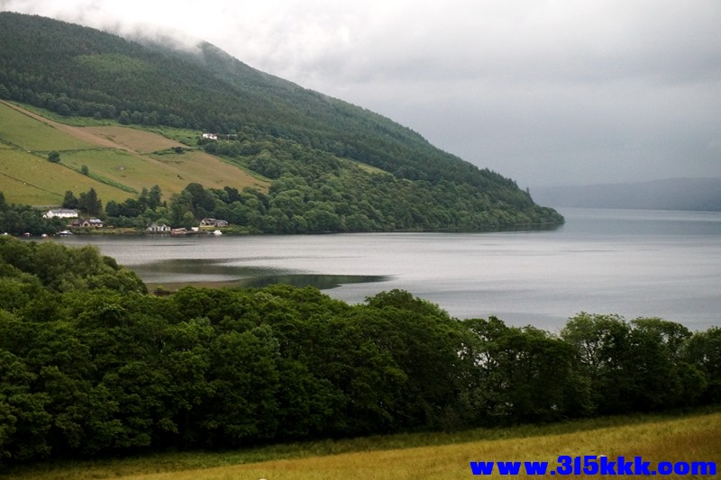 Loch Ness. 云雾缭绕的山峰，下面就是传说有水怪的地方尼斯湖.jpg