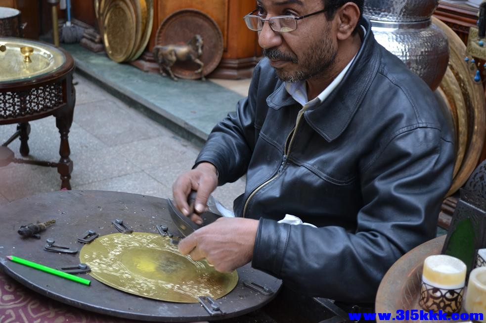 Khan El-Khalili铜盘制作工匠.JPG