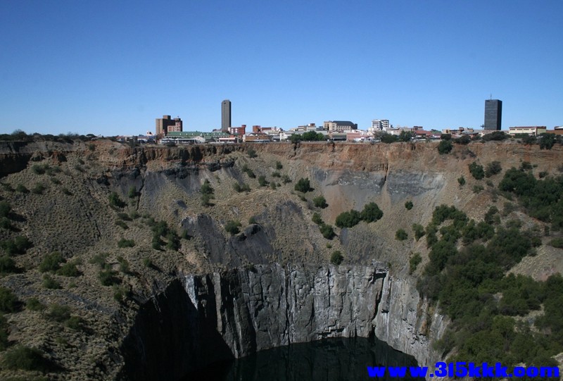 南非金伯利城市钻石大洞和地面的城市.jpg