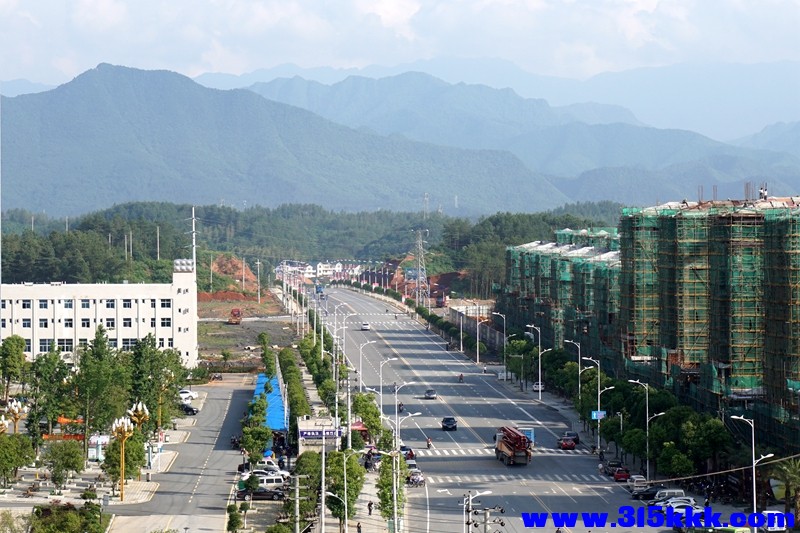 武宁县城与40年小土路完全不同了。。。.jpg