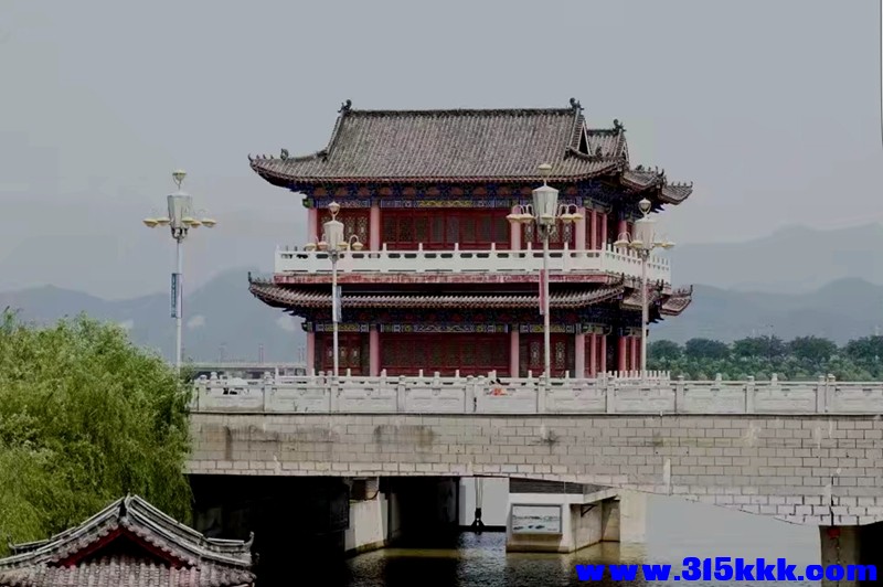 武宁县沙田河仿古桥城楼实际上一个水闸房，搞点有点不伦不类.jpg