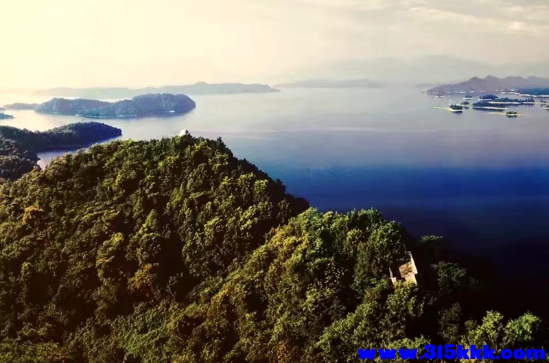 武宁县远眺庐山西海岛屿.jpg
