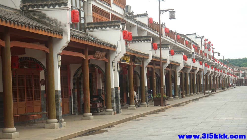 经过改造后的吴城镇街区经济萧条行人极少.jpg
