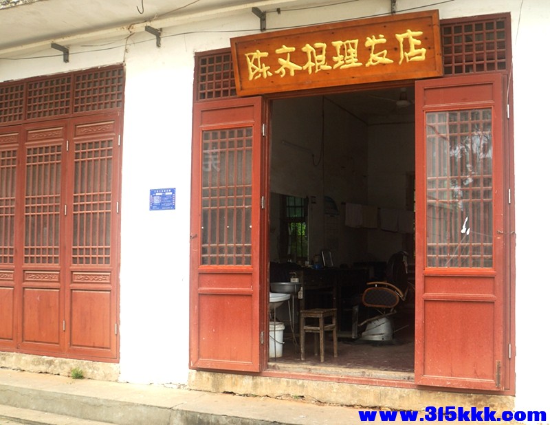老街上理发店.jpg