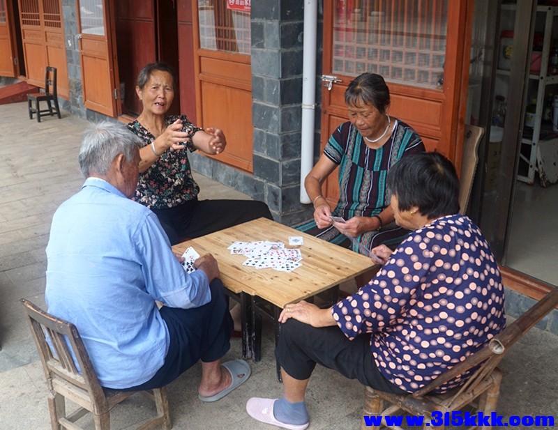 城区繁荣的经济不在，老人只能打牌解闷.jpg