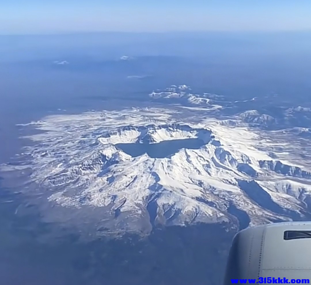 图四：长白山大天池鸟瞰图