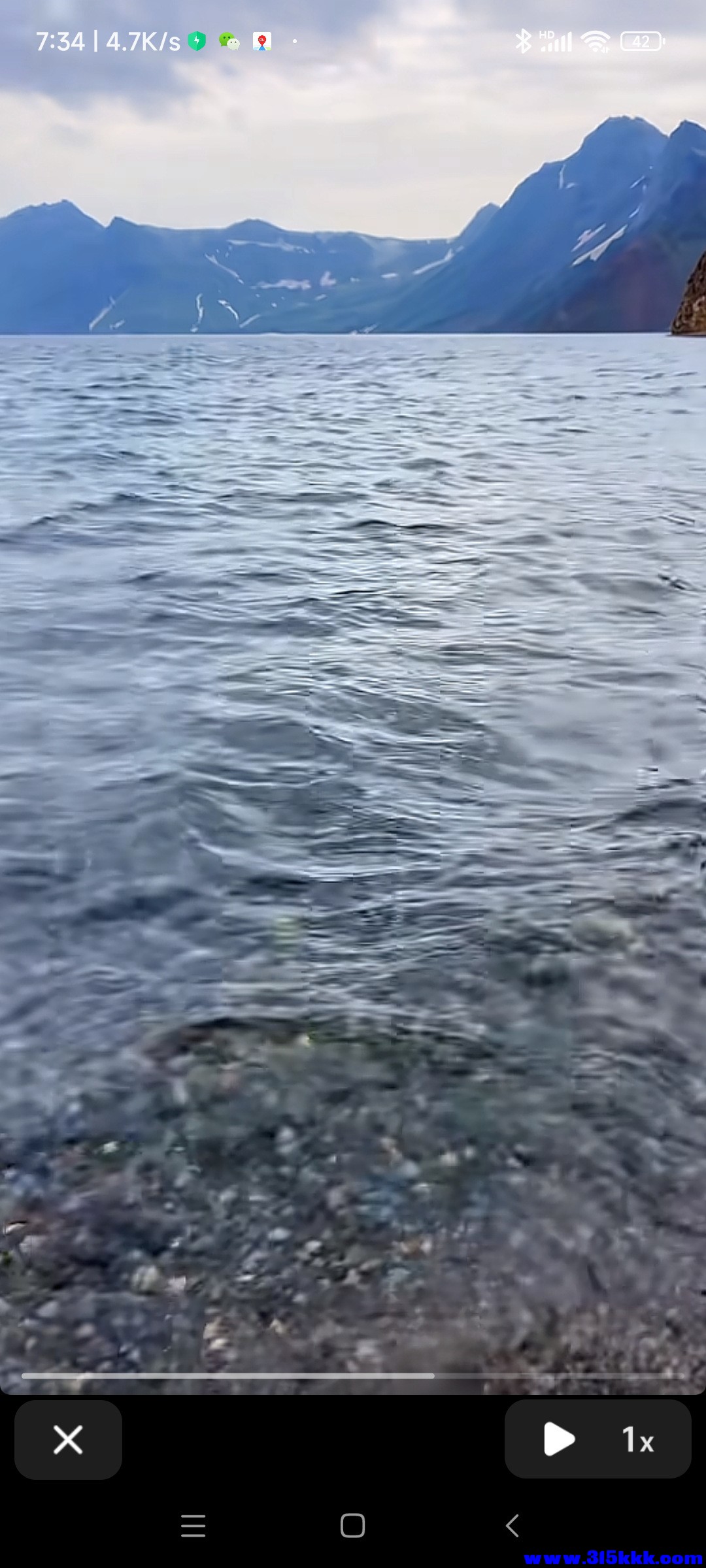 图十二：站在水边看天池，清澈无比